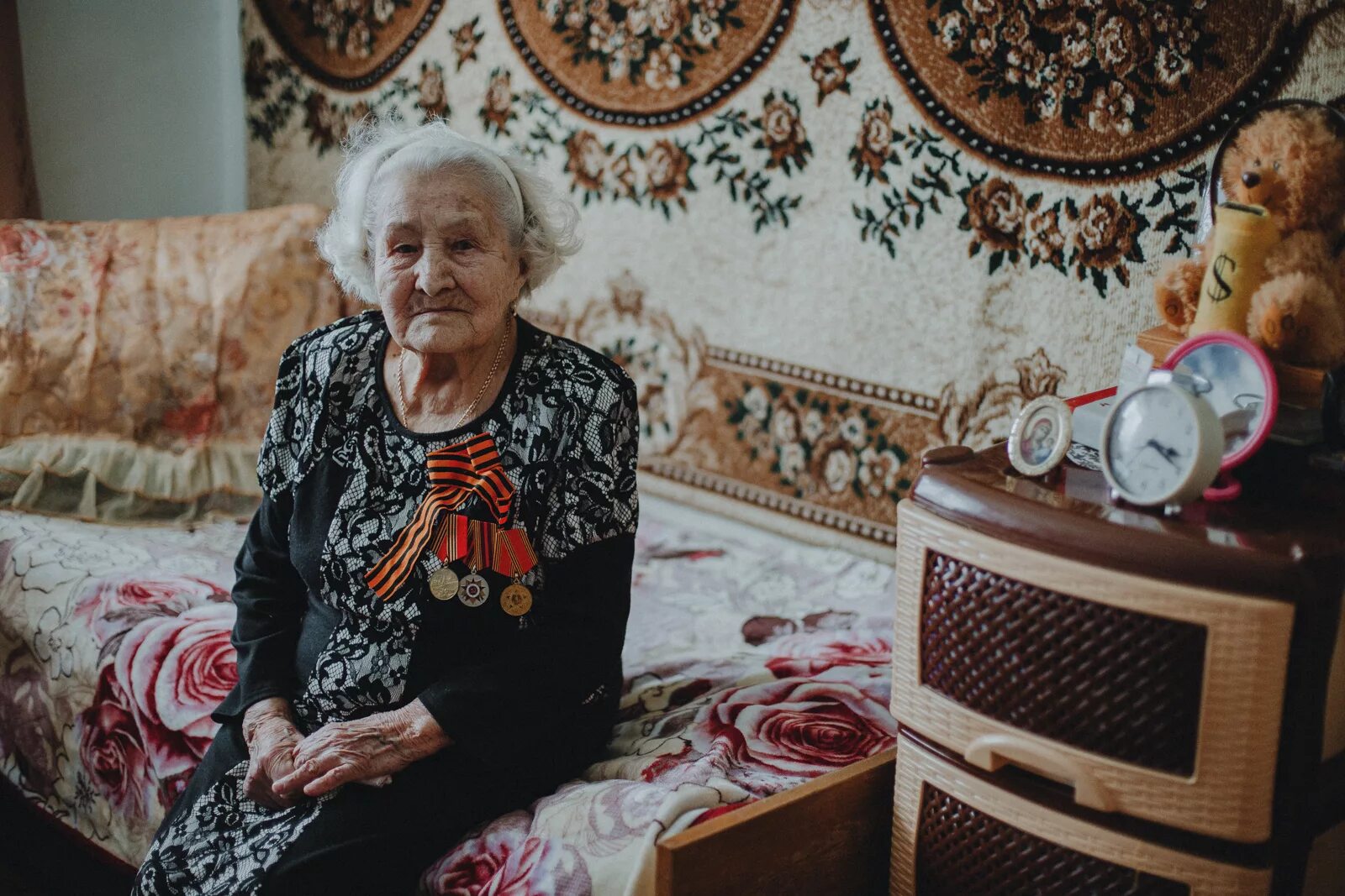 Старые женщины фото домашнее. Старушка в доме. Фото бабушки. Бабушка дома. Обычная бабушка.