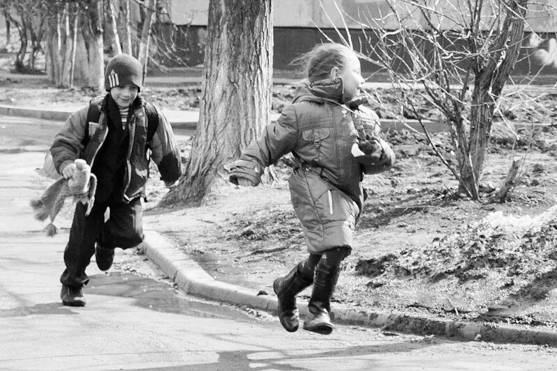 Дальше играть в догонялки. Догонялки. мальчик догоняет. догонялки весной. девочка догоняет мальчика.