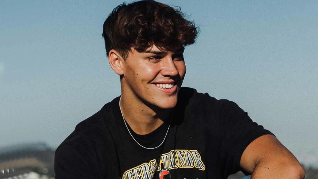 Ноах майерс. Beck noah. Noah beck tik tok. Beck noah. Noah beck bulge.