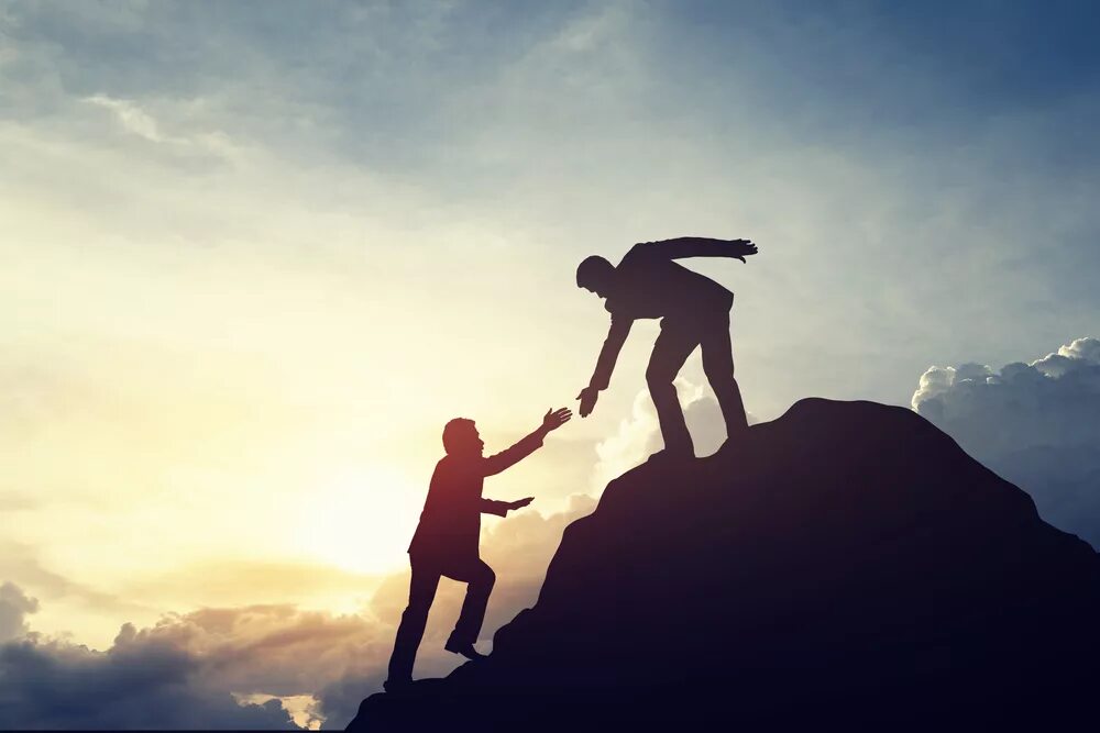 Люди помогают друг другу. Путь поддерживает. Путь поддерживает. Путь поддерживает. Человек на скале.