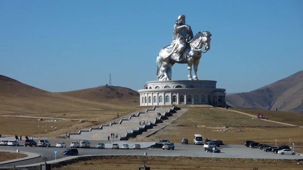 Монголия столица какой страны. Статуя Чингисхана в Улан-Баторе. Памятник Чингисхану в Улан-Удэ. Памятник Чингисхану в Монголии в Улан Баторе. Монголия столица Улан Батор достопримечательности.