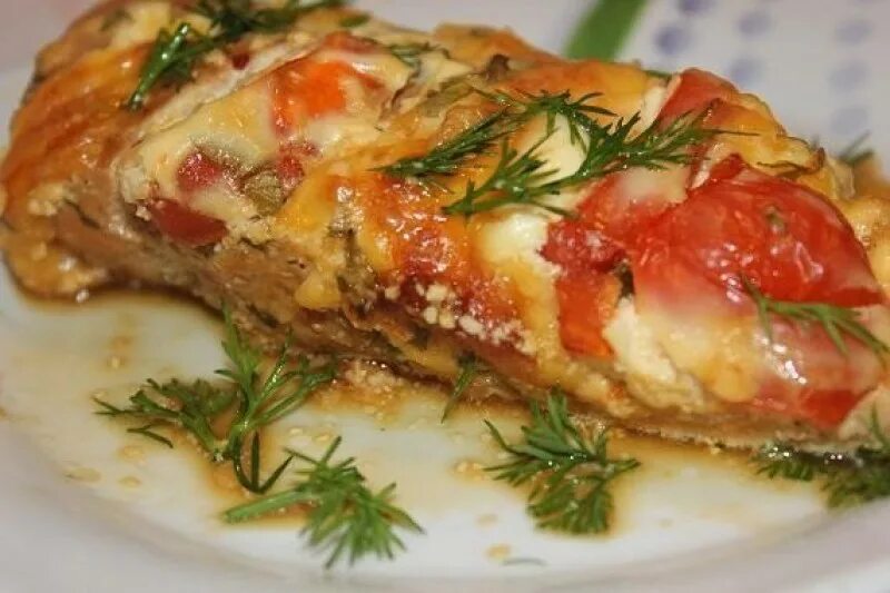 Курица под шубой в духовке с помидорами. Куриная грудка запеченная с помидорами и сыром. куриное филе запеченное с помидорами и сыром. курица с помидорами и сыром в духовке. куриное филе запеченное в духовке с сыром.