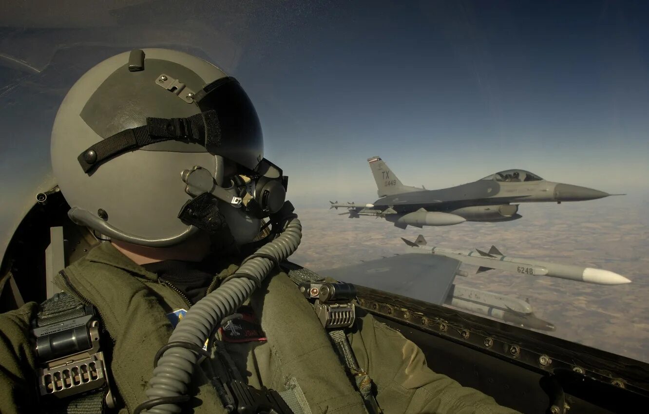 Пилот ввс сша. Пилот f-16 в шлеме. f16 истребитель air force usa. пилот истребителя usaf. air force ввс сша.