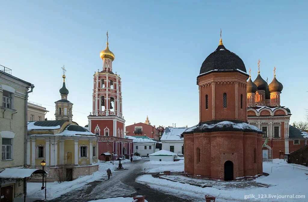 Петровский монастырь сайт. Высокопетровский монастырь колокольня. Мужской монастырь на Петровке. Высоко-Петровский мужской монастырь в Москве. Вид с колокольни высоко-Петровского монастыря.