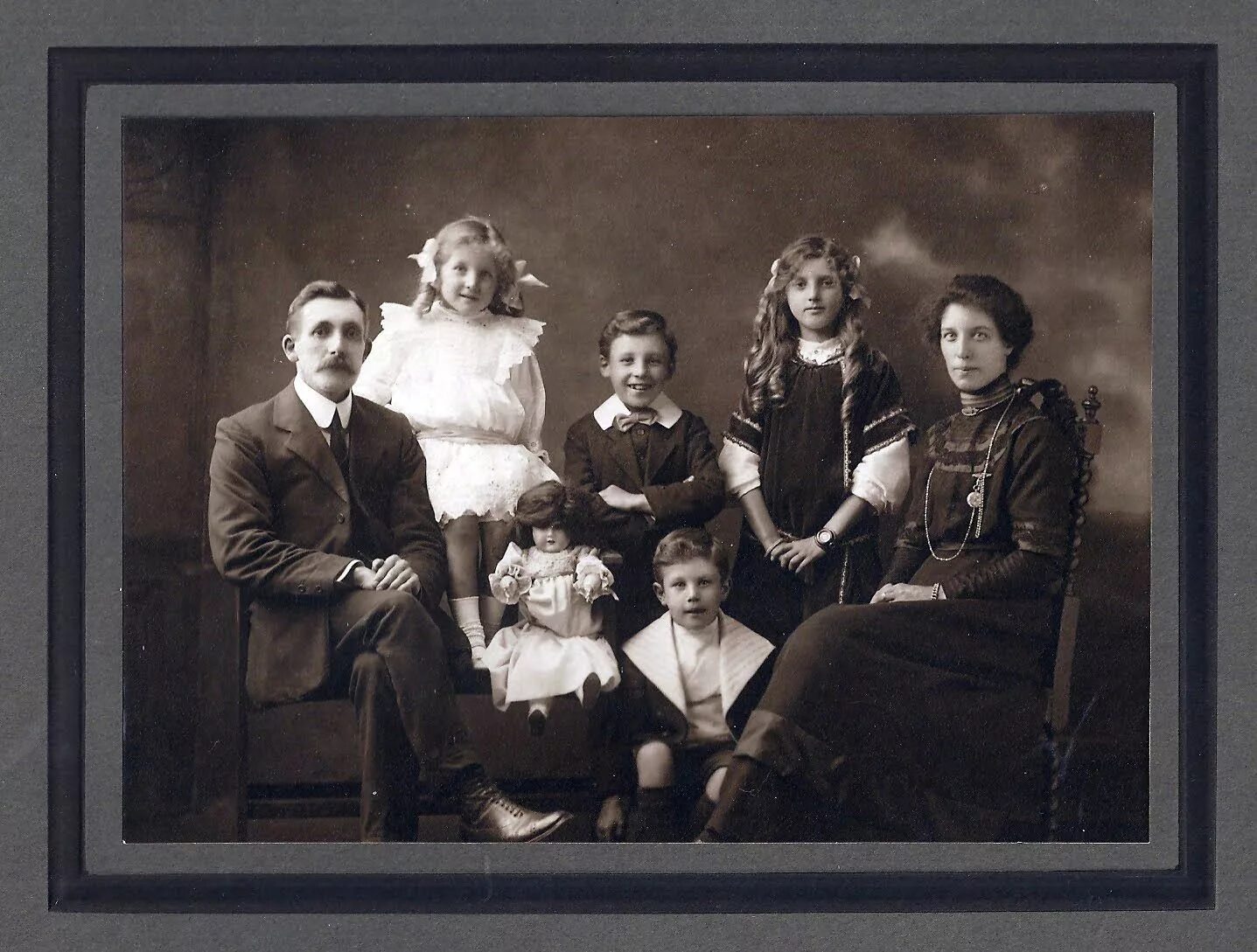 Семейный портрет (портрет семьи Поленовых). 1905.. Семья викторианской эпохи. Старинные семейные портреты. Семейный портрет в старинном стиле.