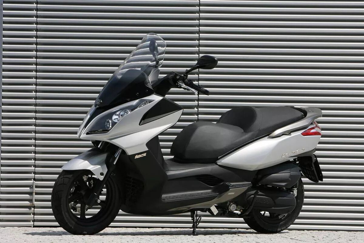 Скутеры модельный ряд. Kymco Downtown 300i. Кумко скутер Downtown. Скутер Kymco Xciting 400i. Тайваньский скутер Kymco Хонда.