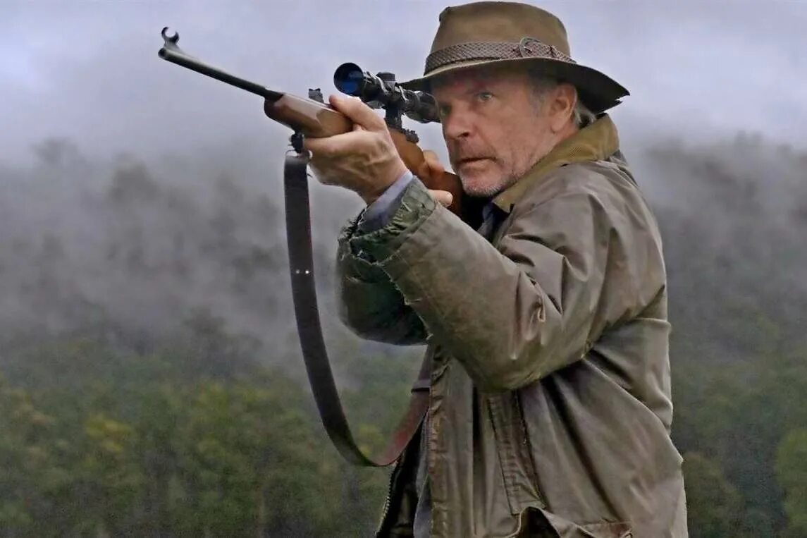 Ф охота. Охотник фильм 2011 кадры. охотник the hunter, 2011. охотник фильм 2011 сша. фильм охота 2011.