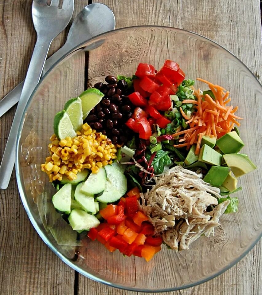 Пп салат из простых продуктов. Салат. Овощной салат. Здоровая еда салат. Салаты здоровая пища.