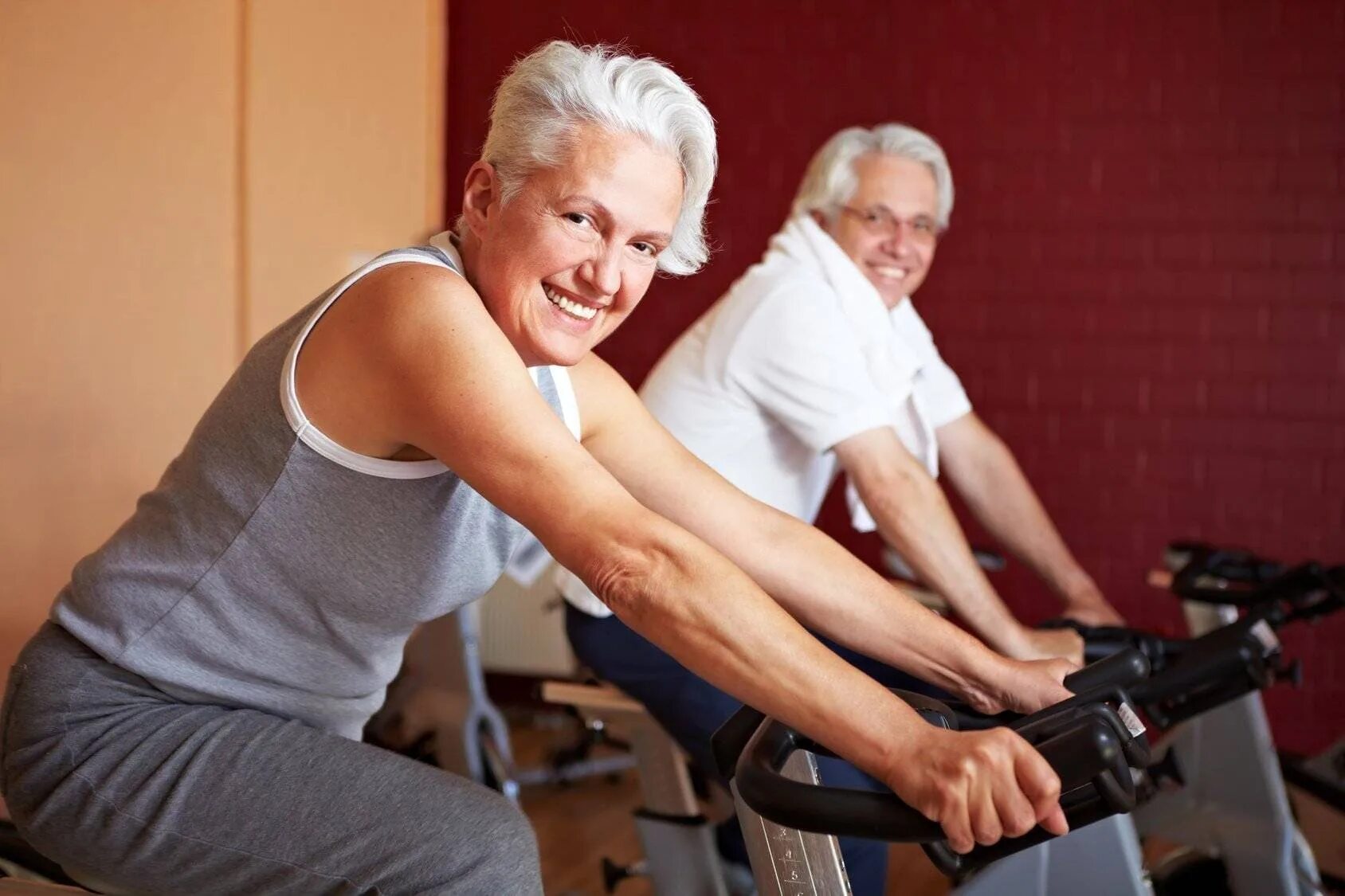 Здоровье бабушки сильно. Спортивные люди в возрасте. Пожилые люди спорт. Физкультура для пожилых. Занятия спортом пожилые.