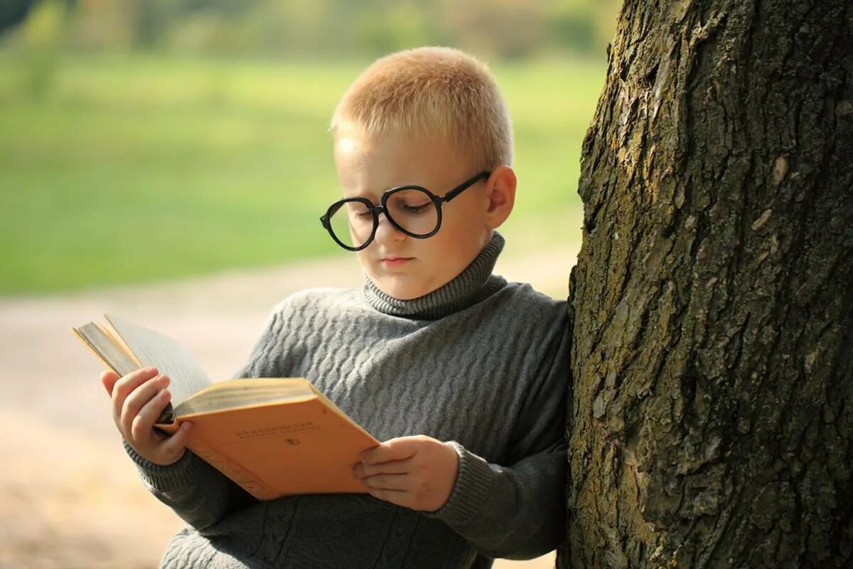 Мальчик с желтой книжкой. Читает что то интересное картинка. Интересное чтение для детей кружок. Изучающий вид чтения интересные картинки. Книга читать необычная