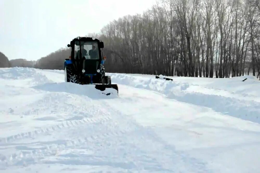 Расчистка снега трактором МТЗ 82. МТЗ 82 уборка снега. Трактор МТЗ 82 уборка снега. МТЗ-82 зимой уборка снега. Чистить снег в деревне