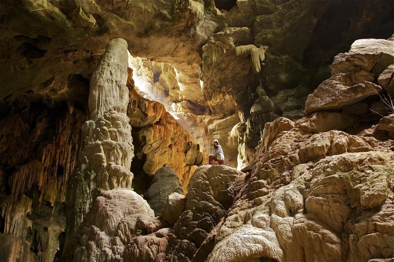 Caves adventures. Пещера. Горная пещера. Скалистая пещера. Подземные скалы.