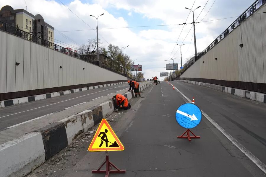 Двойной бордюр моста. Водоотвод с проезжей части. Точинвест барьерное ограждение. 21 до барьерное ограждение. Трасса м11 отбойники металлические ограждение.