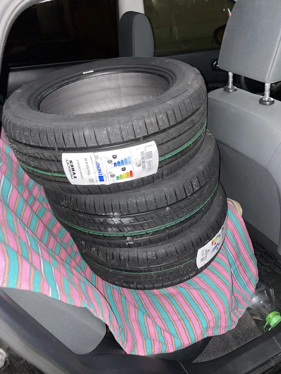 Nokian hakka green 3 195. Nokian Hakka Green 3 195/50 r15. Хакка Грин 3 195 50 r15. Nokian Tyres Hakka Green 3 195/50 r15 82v. Hakka Green 3 евроэтикетка.