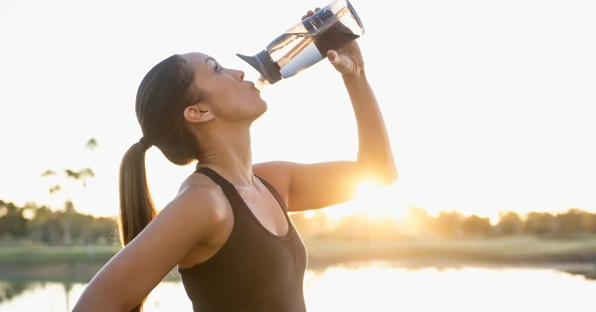Пью хени как воду. Вода и человек. Девушка пьет. Человек пьет воду из бутылки. Напитки для утоления жажды.