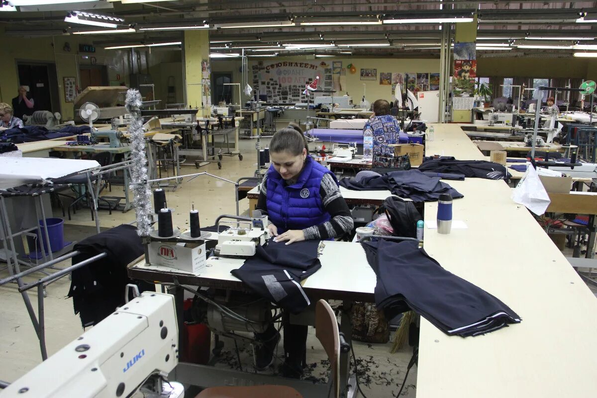 Швейная фабрика шанс болотное. Швейная фабрика болотное. Швейный цех швейного производства. Швейная фабрика элис ростов-на-дону. Швейная фабрика отзывы.