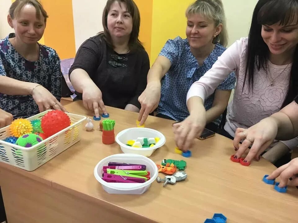 Мастер класс для родителей. Мастер класс в младшей группе. Мастер классы для детей. Сенсорика мастер класс для педагогов. Игрушки для мастер классов для детей.