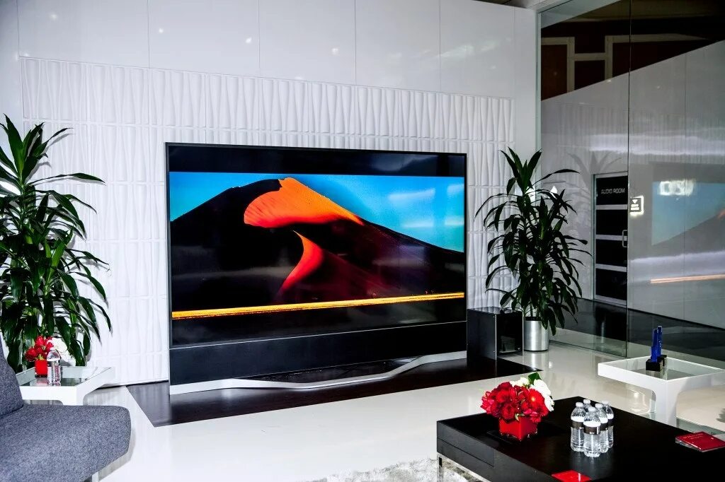 Vizio. TV 80 inch TV. Стенд для телевизора. Плазменный телевизор в интерьере. Панно из плазменных телевизоров.