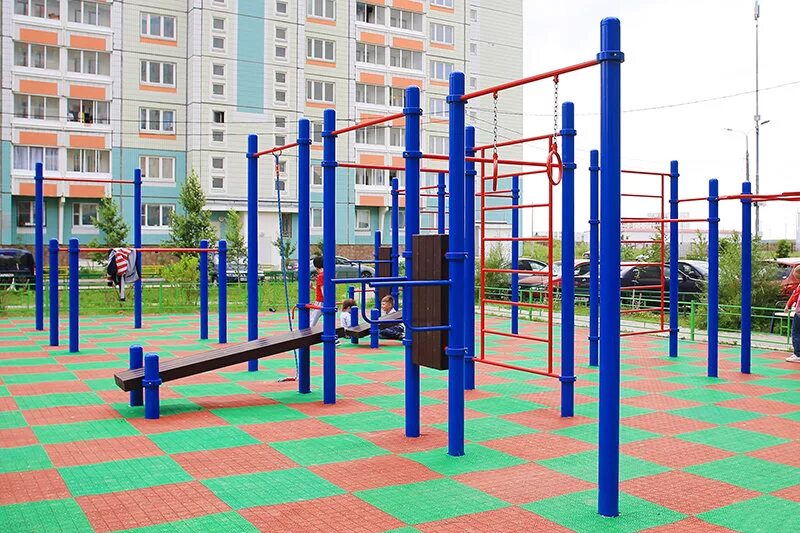 Площадка это. Воркаут-комплекс с брусьями ва088 для спортивных площадок. спортплощадка, воркаут в с. сампур. спортивная площадка с воркаут зоной. спортивный комплекс воркаут ксил.