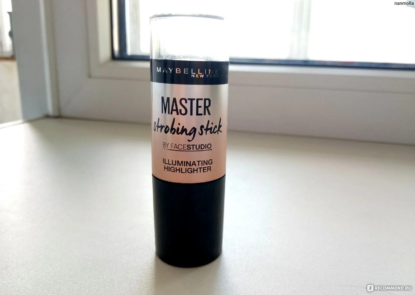 Мастер стик. Хайлайтер мейбелин стик. Maybelline Master Strobing Stick. Maybelline New York хайлайтер-стик Master Strobing для сияния кожи тон 100. Maybelline, хайлайтер в стике Master Strobing.