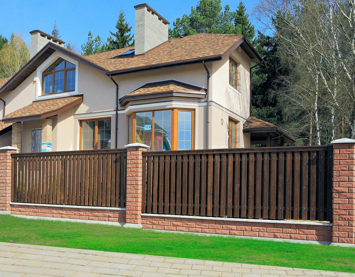 Кирпичный дом с декором. Отделка коттеджей снаружи. Найти фасад. Красивые фасады коттеджей. Фасад из клинкера и сайдинга.