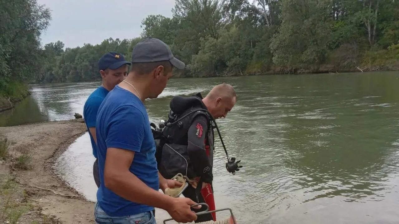 Мальчик утонул в реке. Речка купательная. В Старомышастовской утонул подросток.