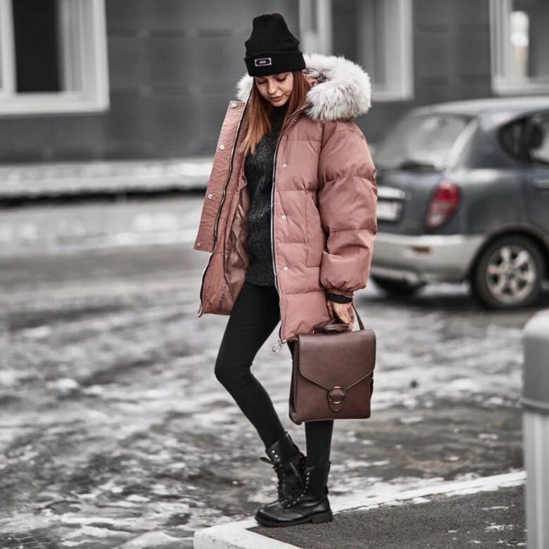 черный пуховик и розовая шапка. головной убор со стеганным пальто. пуховик и шапка сочетание. парка с шапкой. обувь под пуховик.