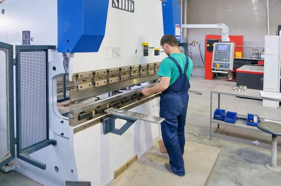 Прессовка картона. Штамповщица. Прессовщик на гидропрессах. Оператор прессов. Наладчик термопластовых станков.