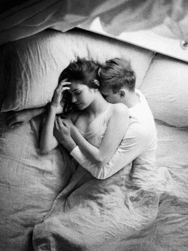 Уложить ребенка спать. Мальчик и девочка спят вместе. Подружки спят. Сон в обнимку. Сон малыша.