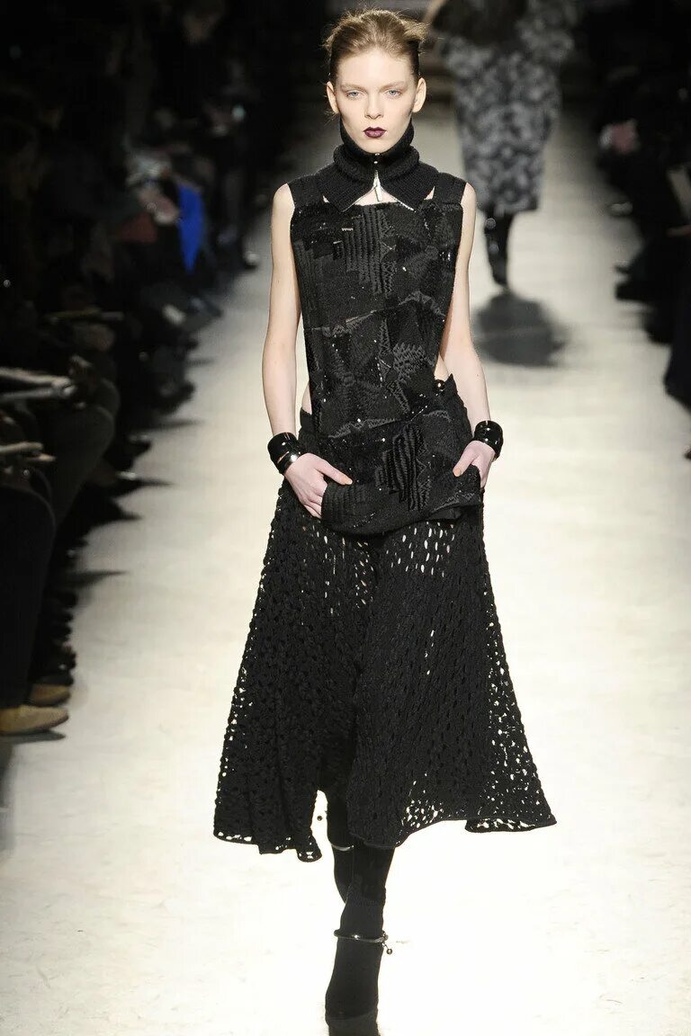 Викторианский стиль в одежде современный. Готика в одежде 2023. Готическая одежда. Испанская мода кутюр гальяно. Показ мод в готическом стиле.