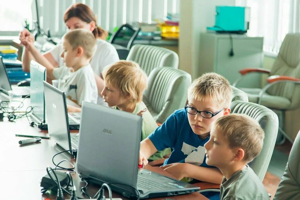 Информатика дополнительное образование. Школа программирования. Школа программирования для детей. Ребенок за компьютером. Компьютер для школьника.