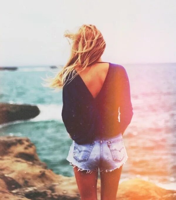 блондинка со спины. блондинка с длинными волосами. блондинка со спины. девушка в горах со спины блондинка. грустная блондинка.