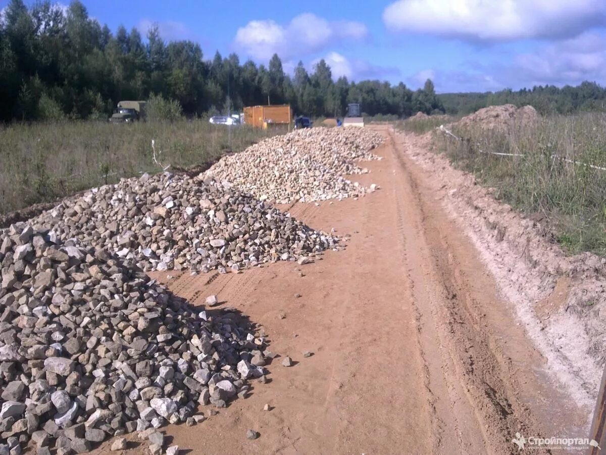 Чем лучше отсыпать дорогу. Щебень 20-40 карьер. Отсыпка дороги. Гравий для дорог. Гравийные материалы для дорожного строительства.