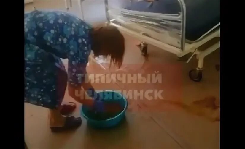 Настенька в грязной тряпкой. Лида помогает родителям ухаживать за больной