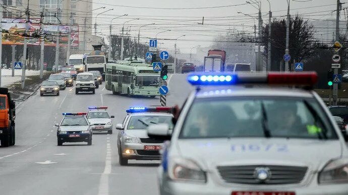 Рейд дпс белгород. Сотрудник дпс. Полицейский на дороге. Включай гаи. Включай гаи.
