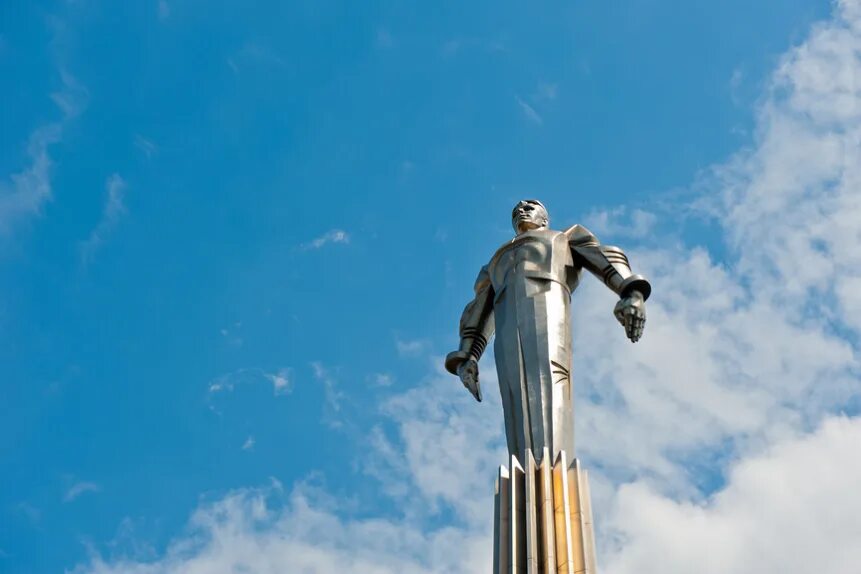 Сколько памятников гагарину. Ленинский проспект памятник Гагарину. Памятник Юрию Гагарину Ленинский проспект. Гагарин статуя на Ленинском проспекте. Гагарин памятник в Москве на Ленинском проспекте.