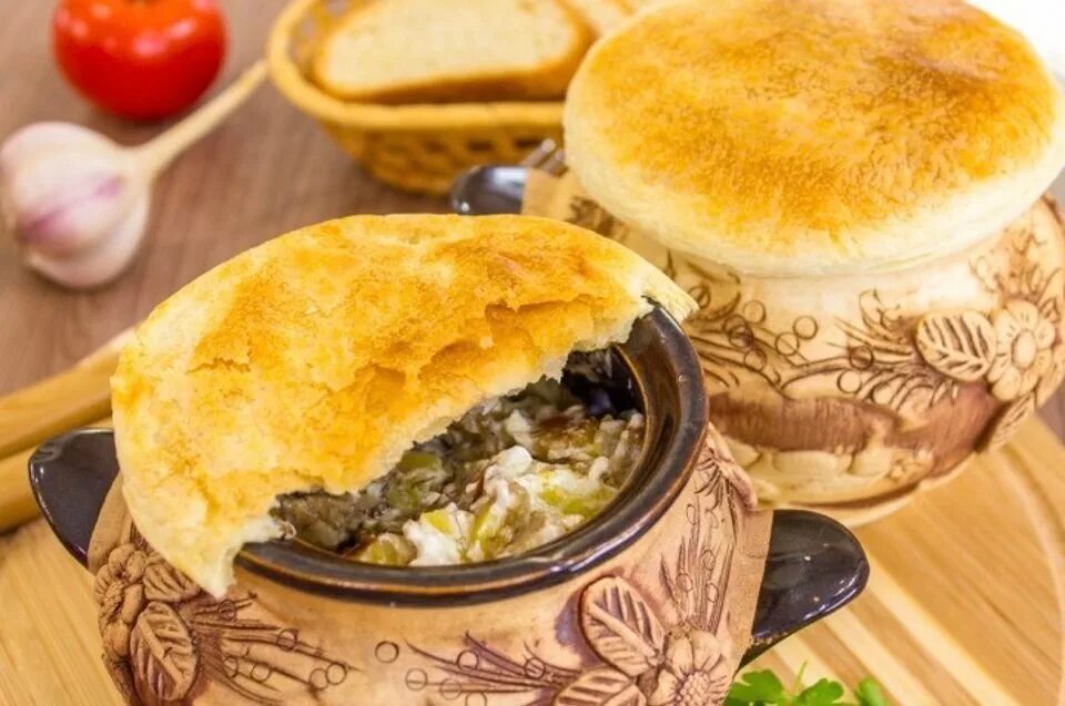 горшочки под тестом. горшочки под тестом. горшочек с хлебной крышкой. горшочек, сверху тесто. горшочек с крышкой из теста.