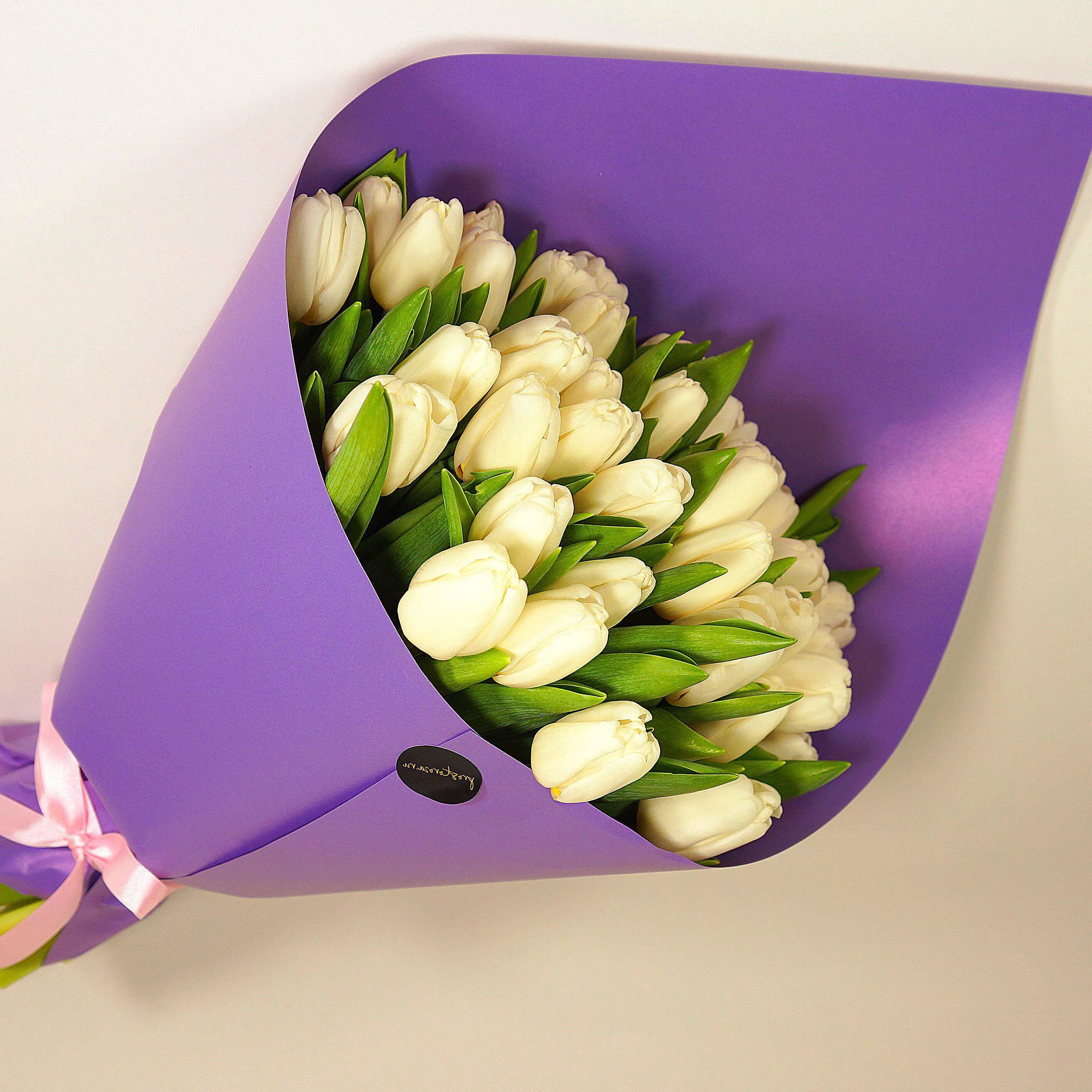 букет из 9 тюльпанов в крафт. тюльпаны в крафтовой бумаге. букет "25 тюльпанов". упаковка тюльпанов в крафт бумагу. упаковка тюльпанов.