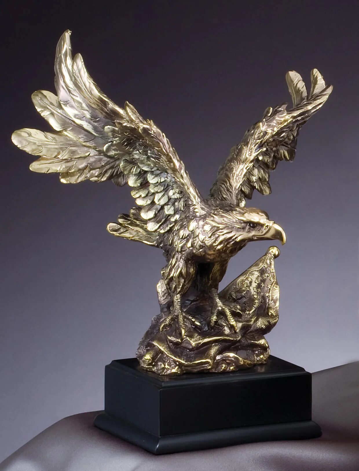Eagle Trophy. Американский золотой орёл. Золотой Орел из пластика. Белоголовый Орлан в бронзе.