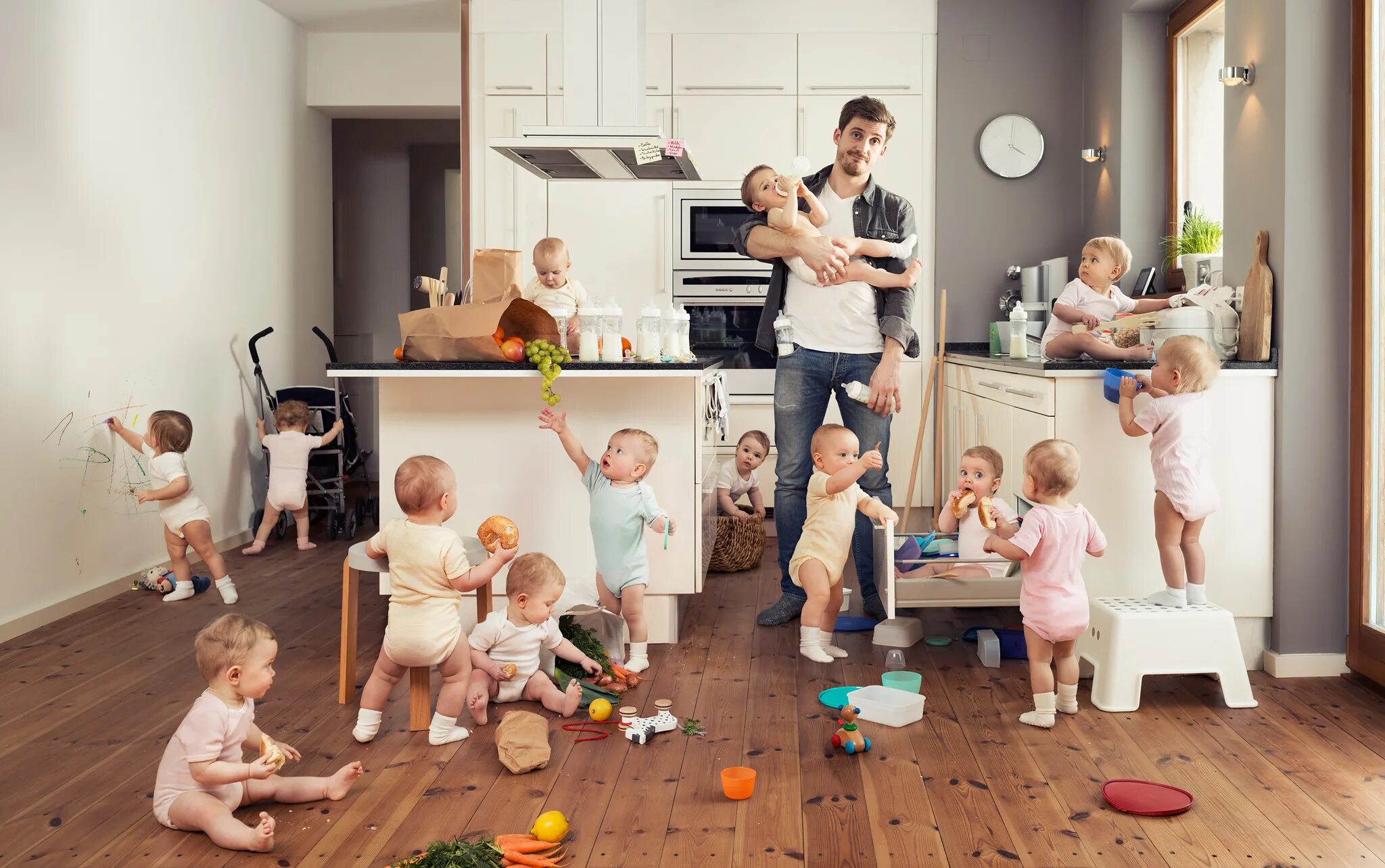 очень много конфет. включенный телефон. эмма роблокс. включи много 6. много игрушек.