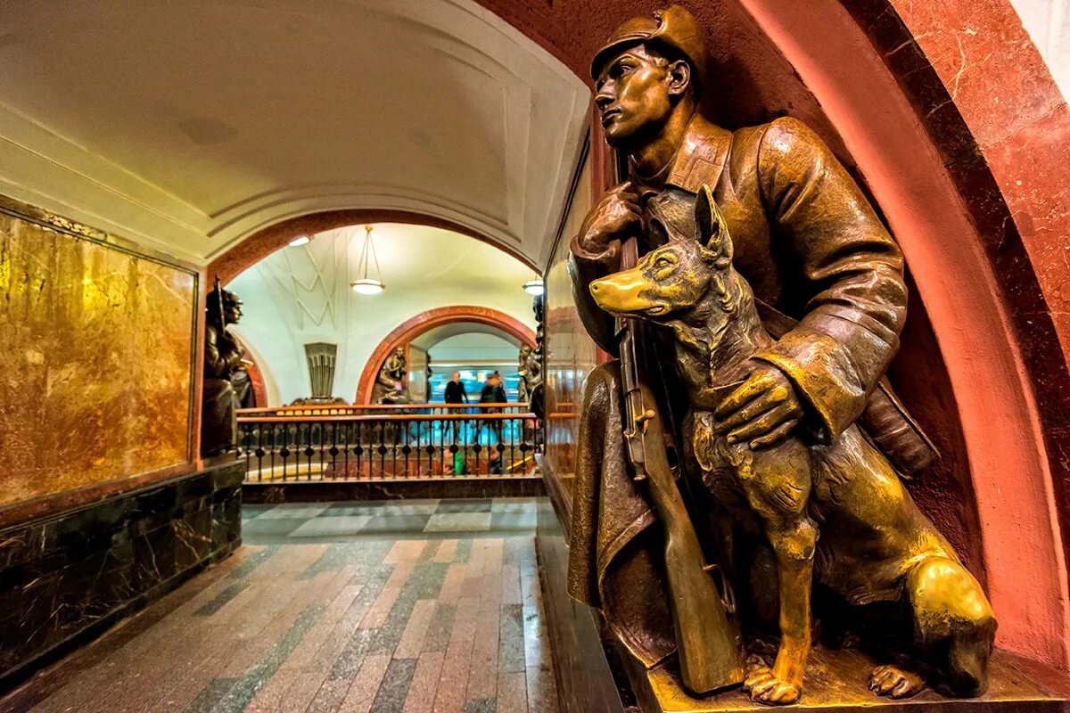 Скульптуры в метро