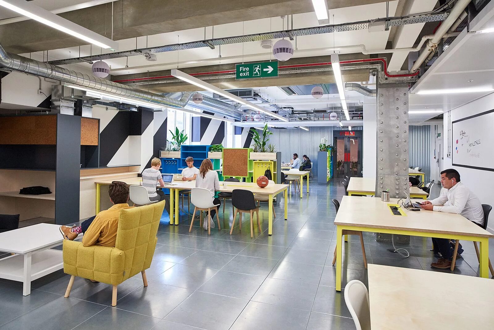 Коворкинг гараж. Большой стол для коворкинга. пустой коворкинг. coworking робототехника. секция для коворкинга.