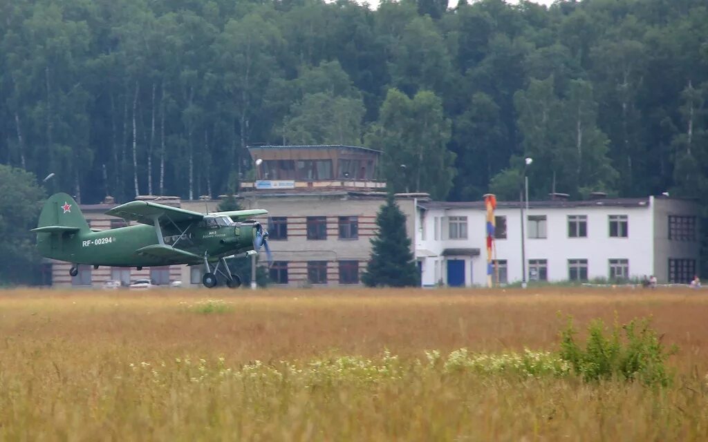 Аэродром волосово фото. Аэропорт волосово прыжки с парашютом. Аэродром волосово прыжки. Волосово аэропорт кадьм. Волосово чехов аэродром.