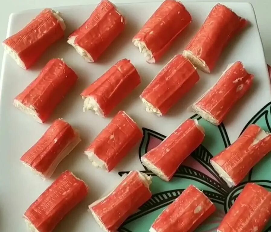 Кухня наизнанку крабовые палочки в маринаде соломкой. Краб палочки. Фаршированные крабовые палочки. Крабовые палочки домашнего приготовления. Корейские крабовые палочки.
