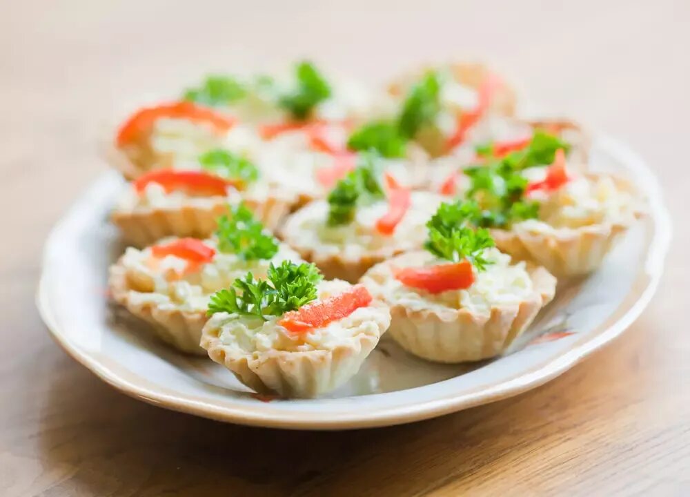 Тарталетки с начинкой крабовые палочки и сыр. Корзиночки-тарталетки крабовыми палочками. тарталетки с крабовым салатом. корзиночки с крабовым салатом. закуска в корзиночках тарталетках с крабовыми палочками.