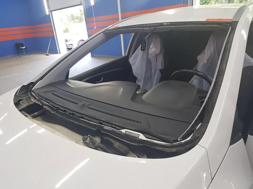 Замена лобового стекла на хендай солярис. Hyundai tucson 2021 лобовое стекло. Замена лобового стекла хендай. Покрытие жидким стеклом. Hyundai elantra 2021 стекло ветрового окна.