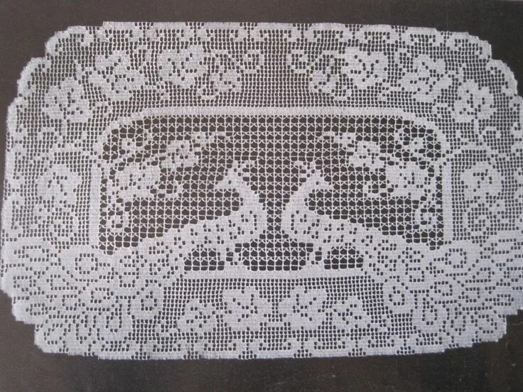 Филейная техника вязания крючком салфетка. Узор Филейка Павлин. Филейные салфетки. Филейные салфетки крючком. Филейное вязание салфетки.