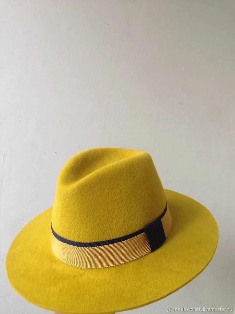 Как почистить фетров. Фетровая шляпа Федора. Желтая шляпа. Шляпа из фетра. Шляпа треуголка из фетра.