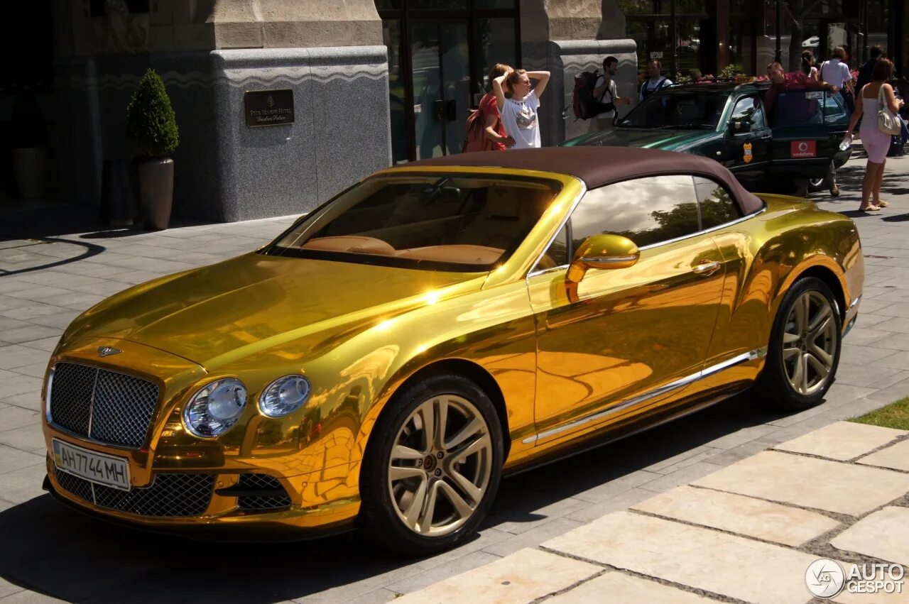 Gold car. Бентли Континенталь золотой. Bentley Continental золотой. Бентли в золотом цвете cv80. Бентли купе кабриолет.