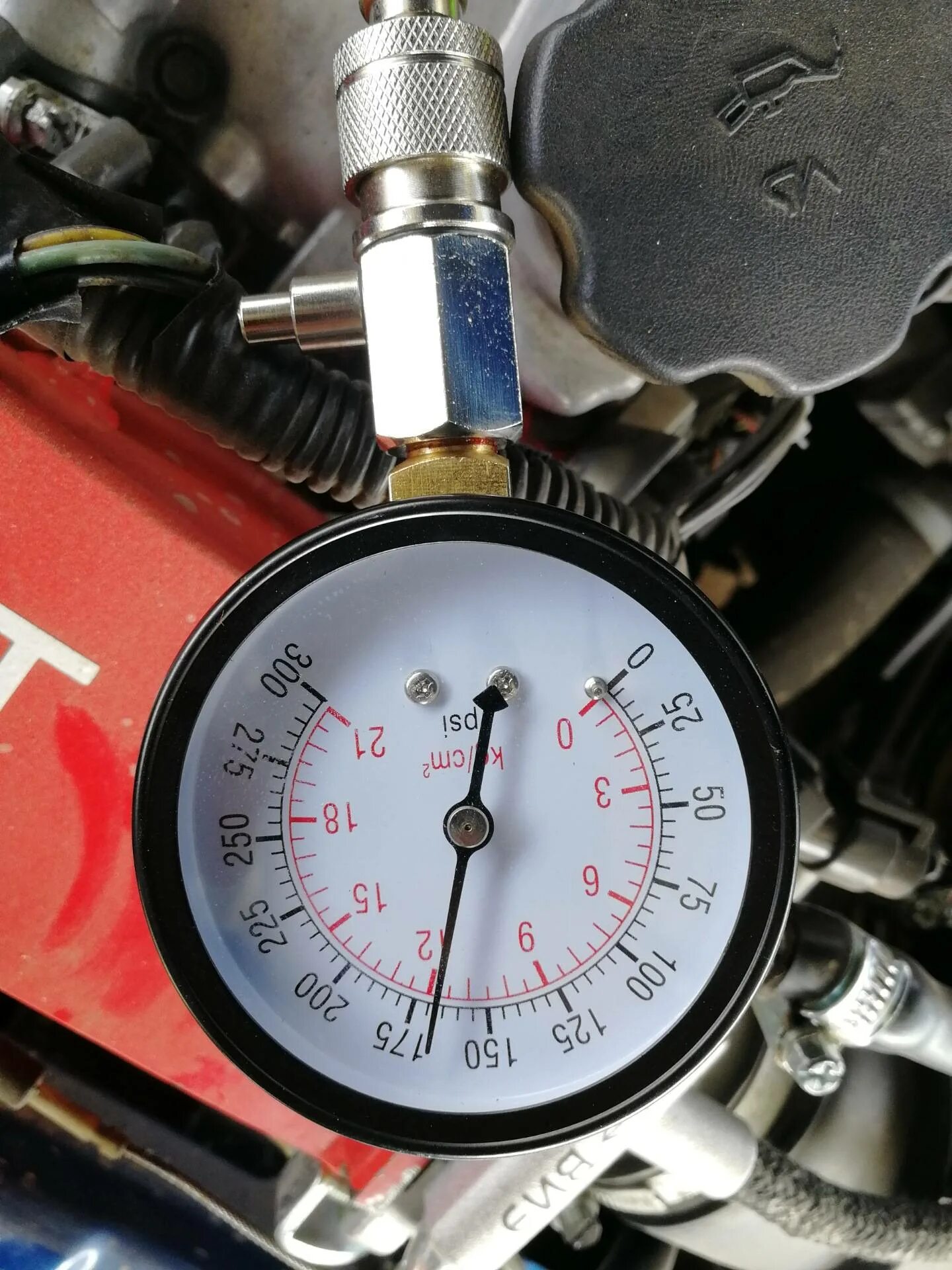 ВАЗ 2112 компрессия. Измерение компрессии в цилиндрах дизельного двигателя д-240. Компрессия в цилиндрах бензинового двигателя норма. Компрессия двигателя 1189.